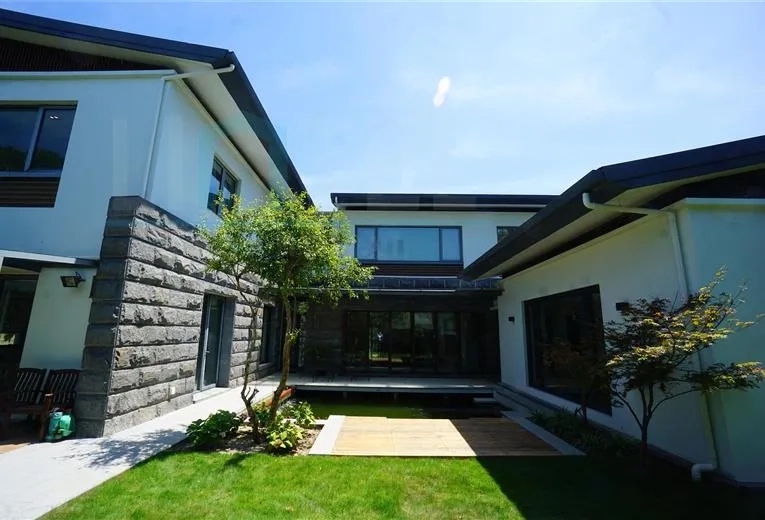 No 100 Lakeside Ville