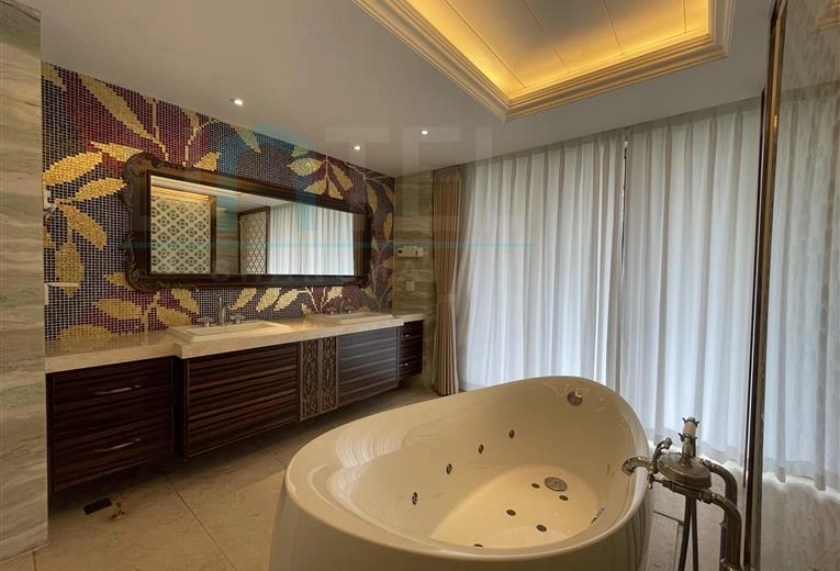 Rm 1001 No 3 Shanghai Bay Phase II(14)