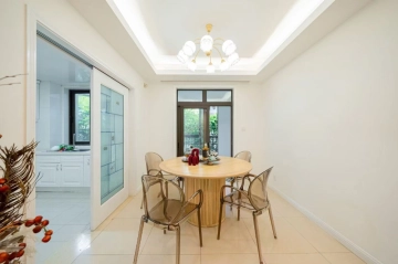 Rm 102 No 15 City Classics IV (Gaudí)(3)