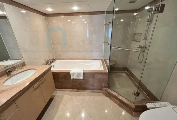 Rm 1618 No E Shanghai Center(6)