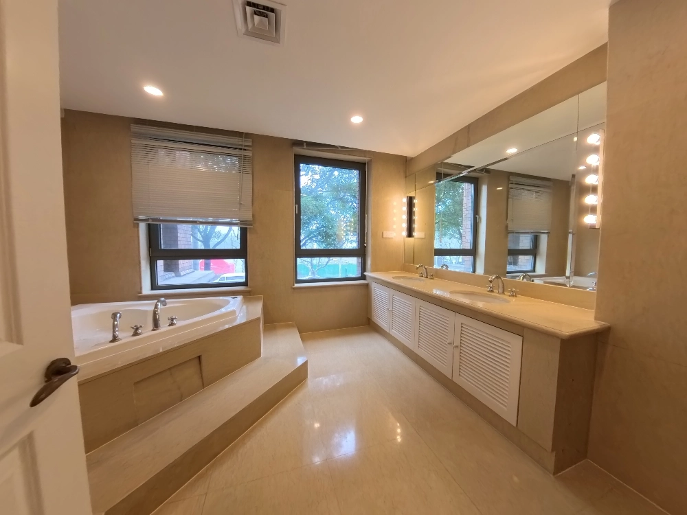 Rm 202 No 3 Green Court I(12)