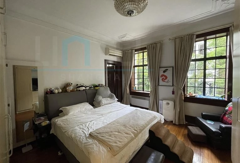 Rm 23 No 3 Lane 1173 Nanjing west Road(6)
