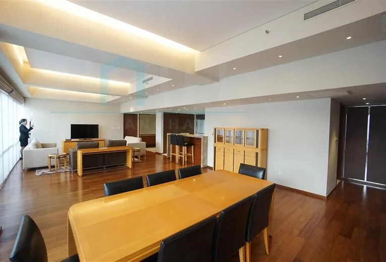 Rm 2902 Wing E Shanghai Center(3)