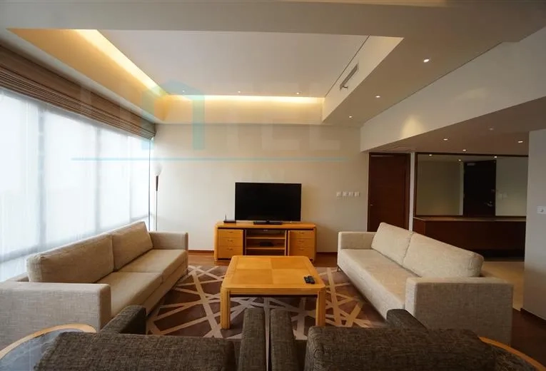 Rm 2902 Wing E Shanghai Center(5)