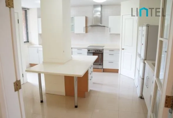 Rm 302 No 2 Green Court I(4)