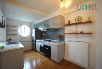 Rm 8 No 136 Lane 1213 Nanjing west Road(5)