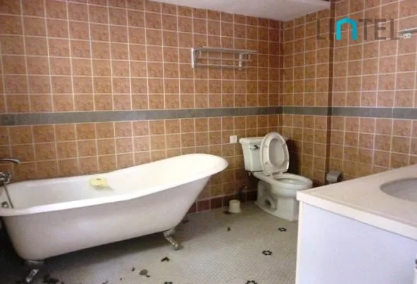Rm 9 No 136 Lane 1213 Nanjing west Road(5)