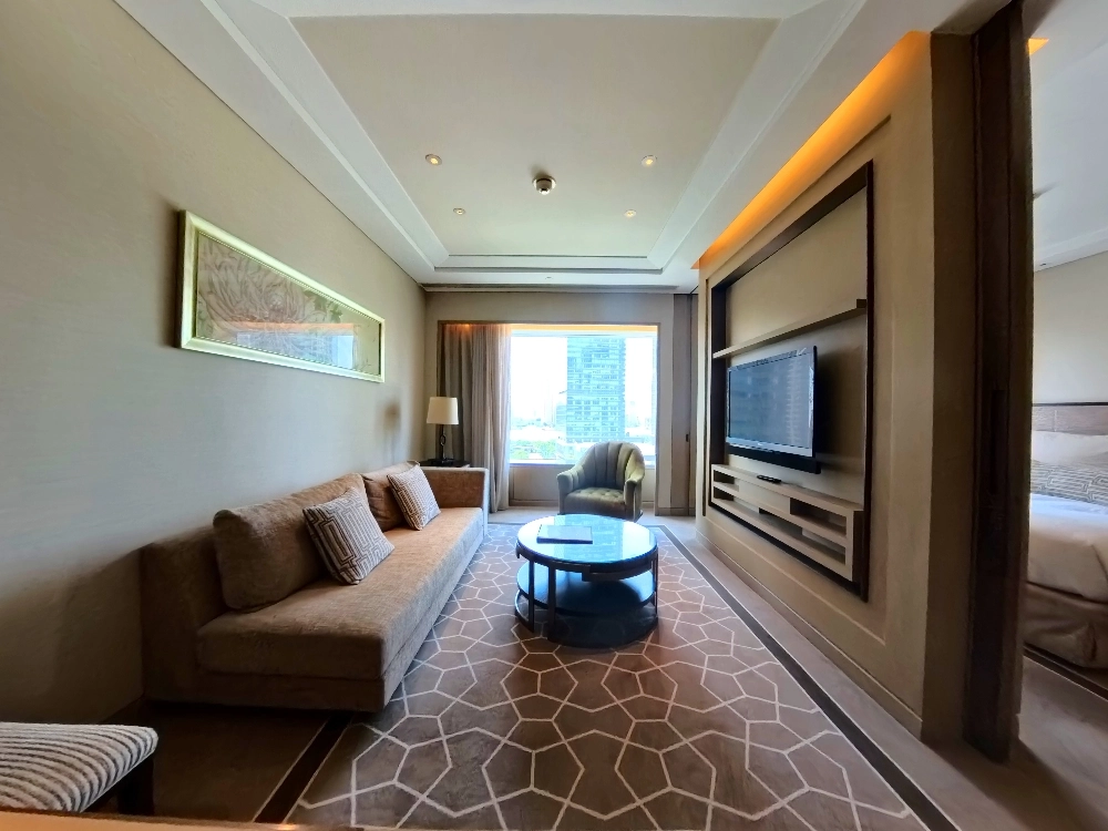 Standard 1-bdr Suite IFC Residence