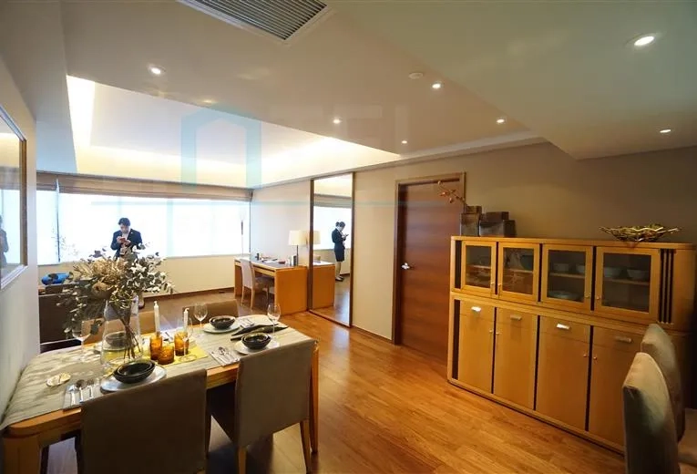 Standard 2-Bdr B Unit Shanghai Center(5)