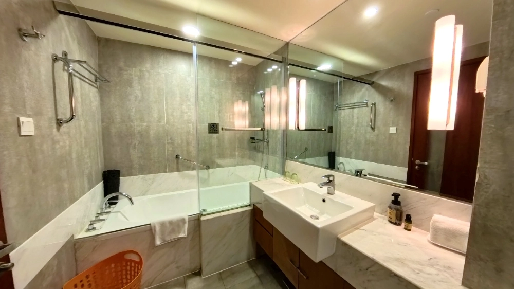 Standard 3-bdr Unit Oakwood Residence Shanghai(12)