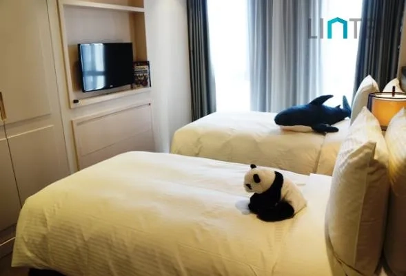 Standard Luxury 2-bdr Unit Lanson Place Aroma Garden(7)