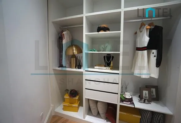 Standard Small 2-Bdr unit Cres Asia On the Bund(3)